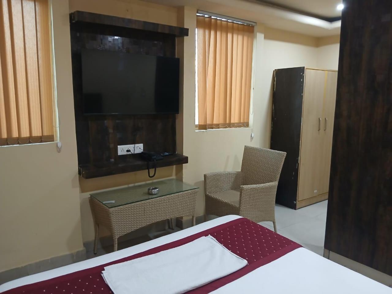 Blossoms Room Holiday Inn- Lakdikapul Hyderabad Esterno foto