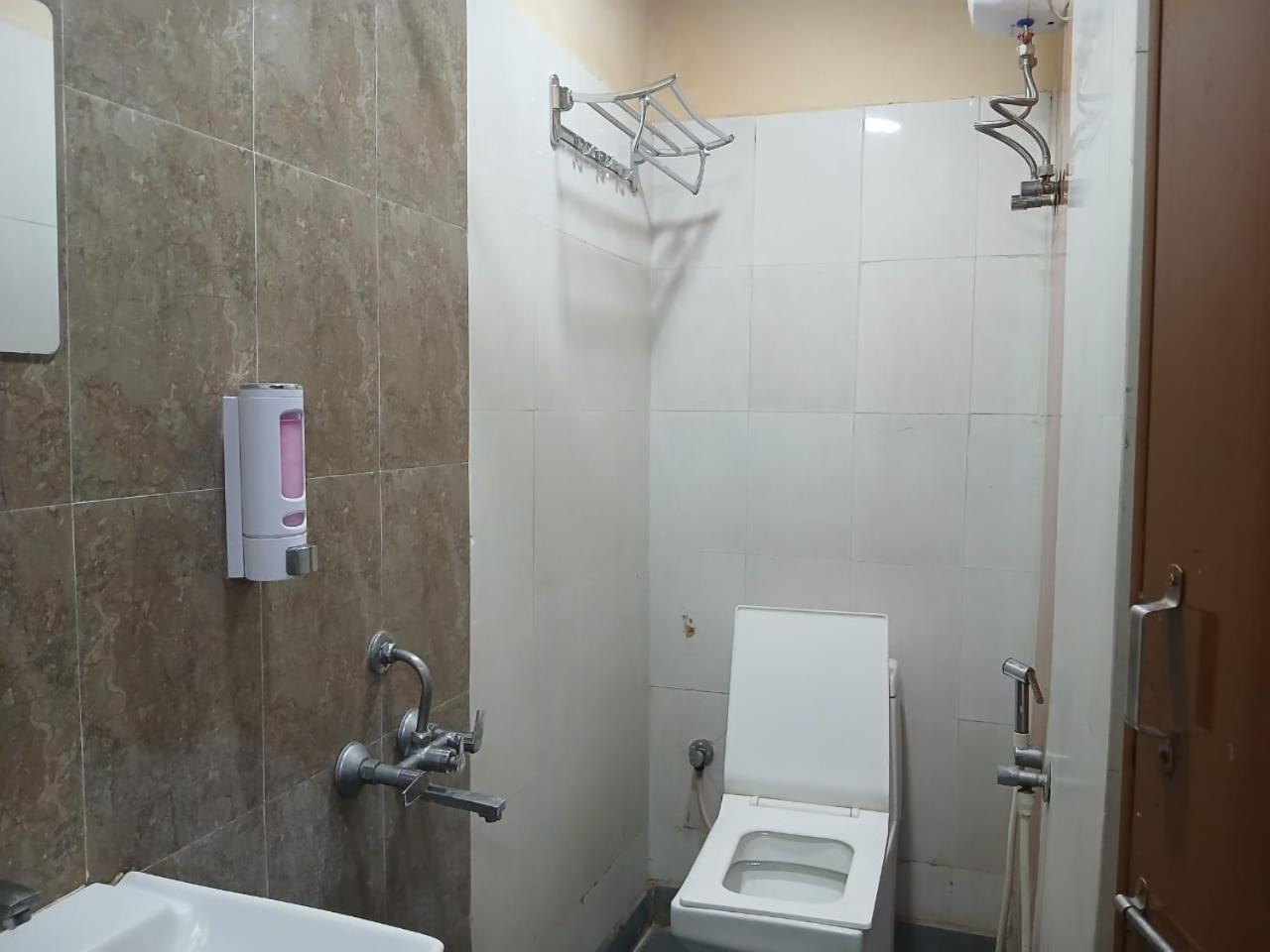 Blossoms Room Holiday Inn- Lakdikapul Hyderabad Esterno foto