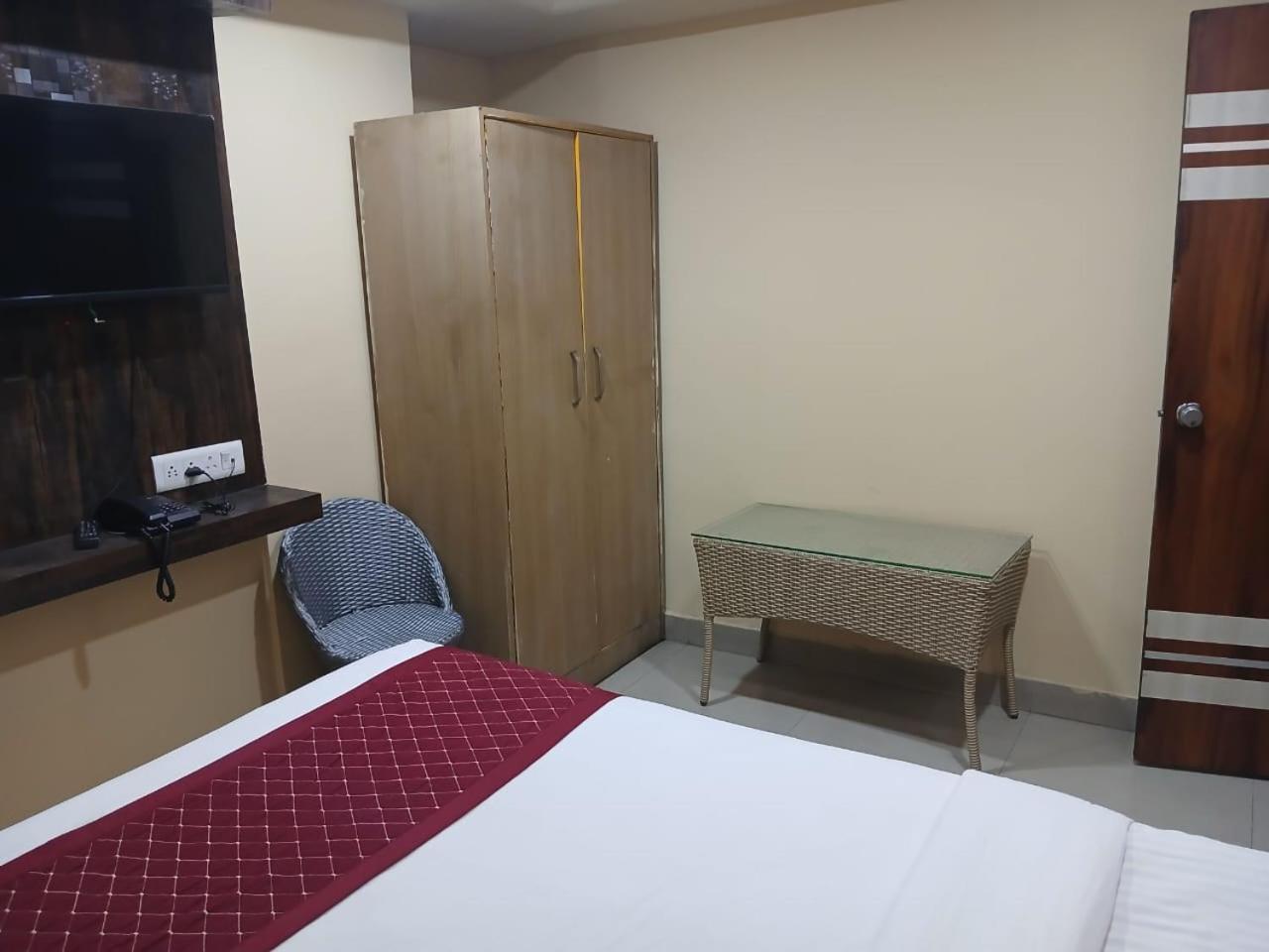 Blossoms Room Holiday Inn- Lakdikapul Hyderabad Esterno foto