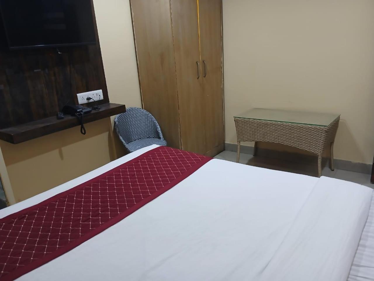 Blossoms Room Holiday Inn- Lakdikapul Hyderabad Esterno foto