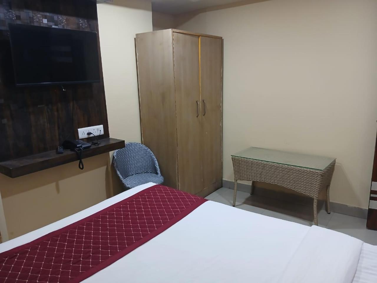 Blossoms Room Holiday Inn- Lakdikapul Hyderabad Esterno foto