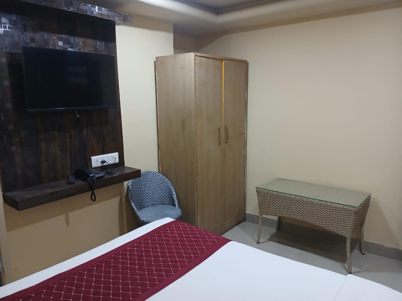 Blossoms Room Holiday Inn- Lakdikapul Hyderabad Esterno foto