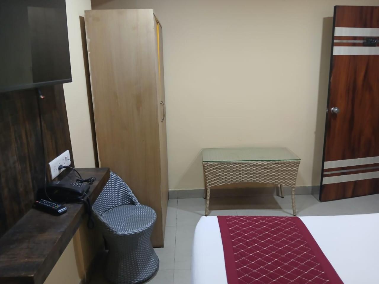 Blossoms Room Holiday Inn- Lakdikapul Hyderabad Esterno foto