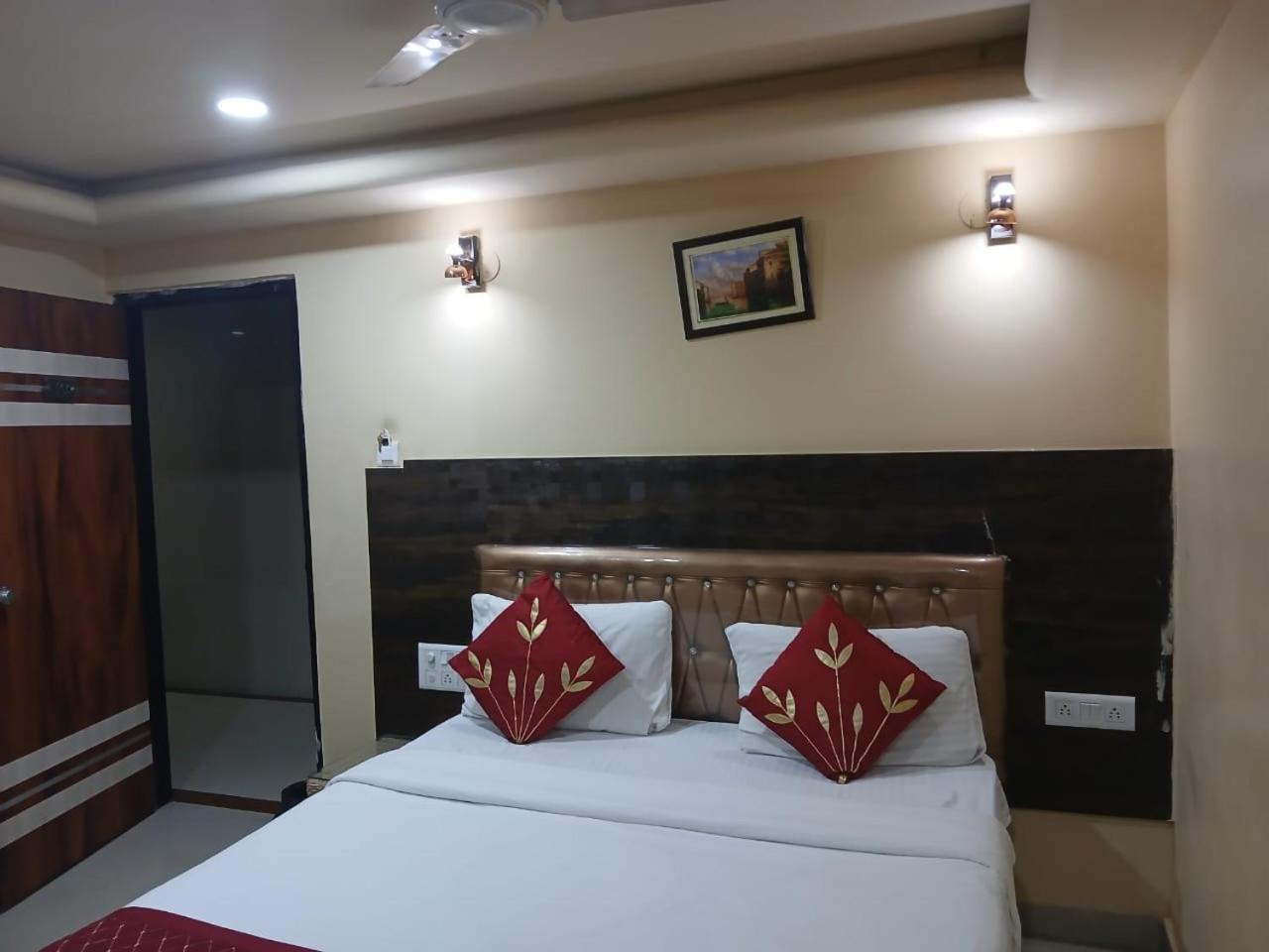 Blossoms Room Holiday Inn- Lakdikapul Hyderabad Esterno foto