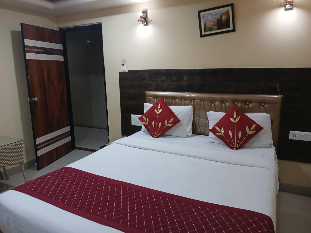 Blossoms Room Holiday Inn- Lakdikapul Hyderabad Esterno foto